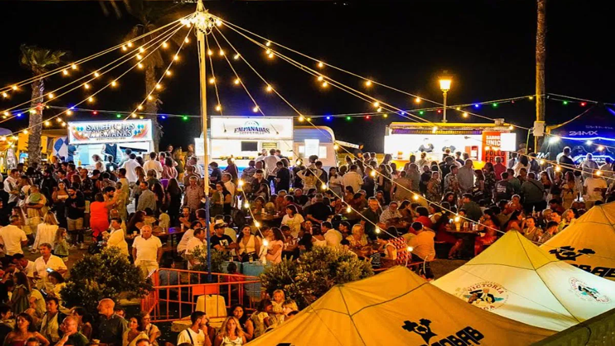 Carpas y luces en el Festival Gastronómico-Musical de Chipiona.