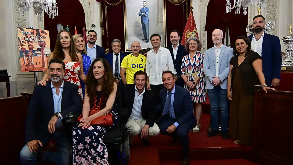 Foto de familia del pregonero con la representación institucional.
