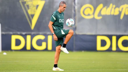 El entrenador Gaizka Garitano da toques con la rodilla a un balón durante un entrenamiento