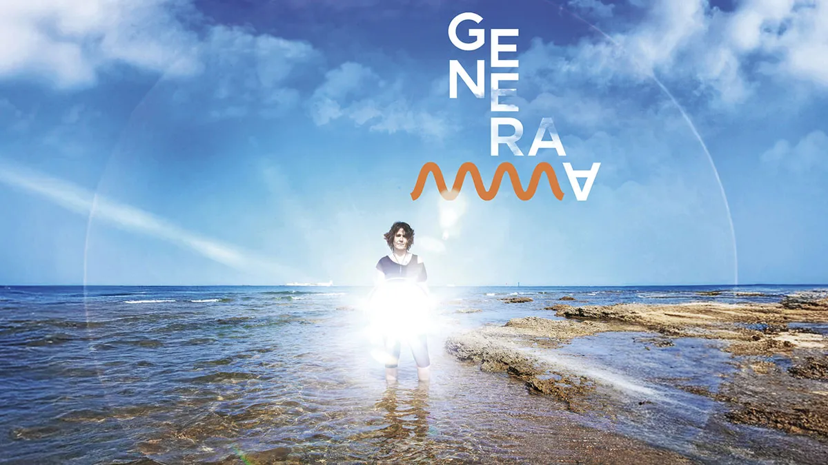 Mujer en una playa con un fulgor de luz en su centro. Es el cartel de Generamma 2025 en Chiclana.