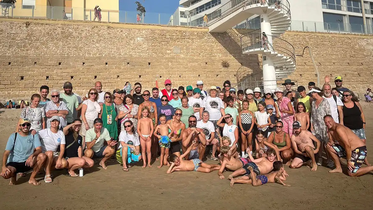Grupo de personas voluntarias que participaron en esta recogida de colillas y limpieza en la playa de Santa María del Mar de Cádiz.
