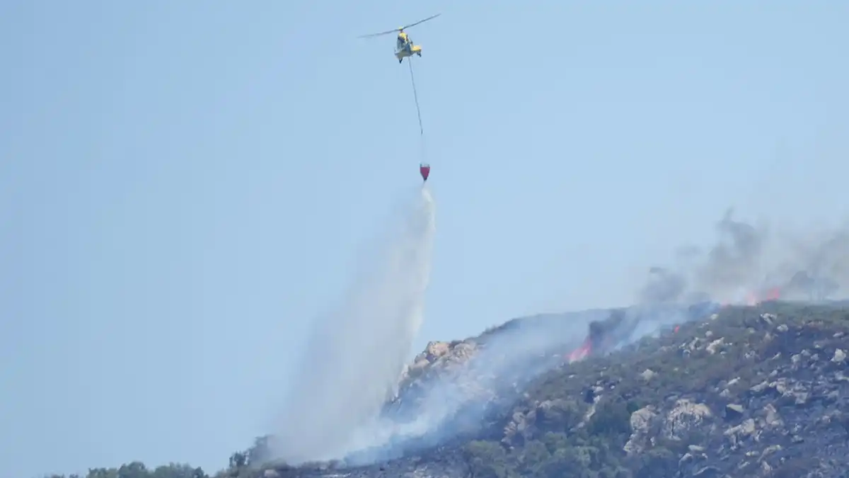 Helicóptero en labores extinción incendio Sierra de la Plata