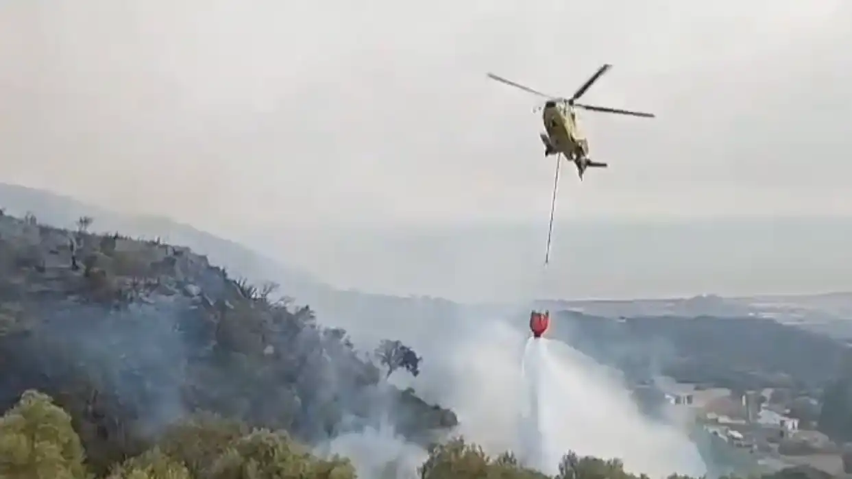 Helicóptero lanzando agua en el incendio de Tarifa