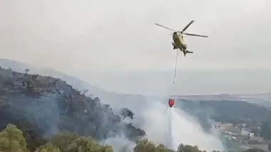 Helicóptero lanzando agua en el incendio de Tarifa