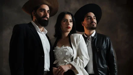 Los Hermanos Guedes, dos hombres y una mujer, posando ante la cámara.