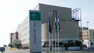 Edificio del Hospital de Jerez, con el panel y las banderas.