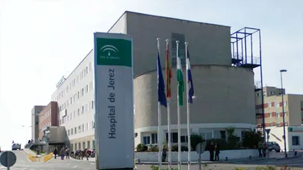 Edificio del Hospital de Jerez, con el panel y las banderas.