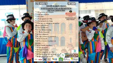 Niños disfrazados y, delante de ellos, con los participantes en la II Gala Benéfica.