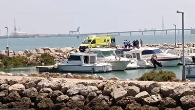 Dispositivo de emergencia en el espigón de Cádiz, bajo el puente de La Pepa, donde un hombre perdió la vida tras caerle encima una piedra de gran tamaño.