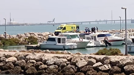 Dispositivo de emergencia en el espigón de Cádiz, bajo el puente de La Pepa, donde un hombre perdió la vida tras caerle encima una piedra de gran tamaño.