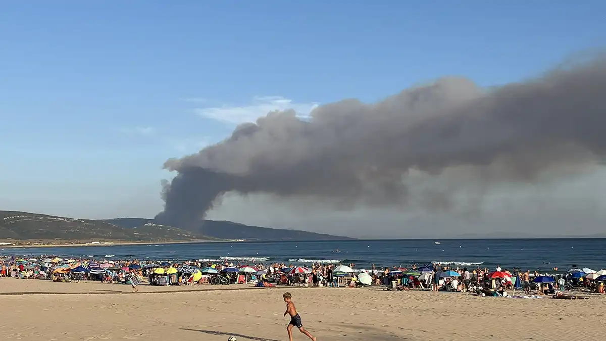 Imagen del incendio de Sierra de Plata visto desde Barbate