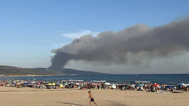 Imagen del incendio de Sierra de Plata visto desde Barbate