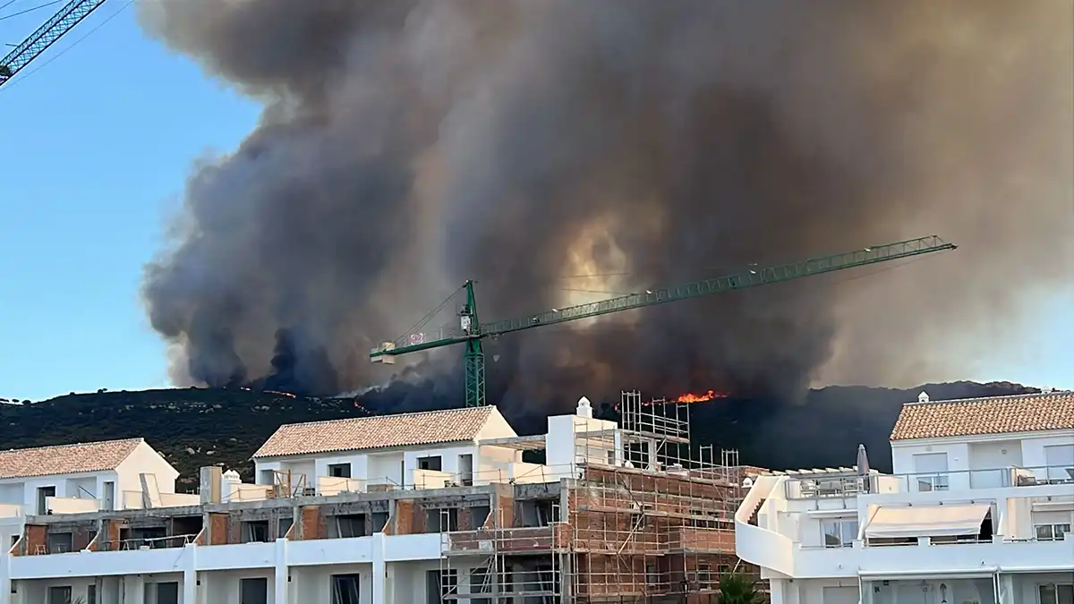 Imagen del fuego en la Sierra de la Plata desde una de las urbanizaciones.