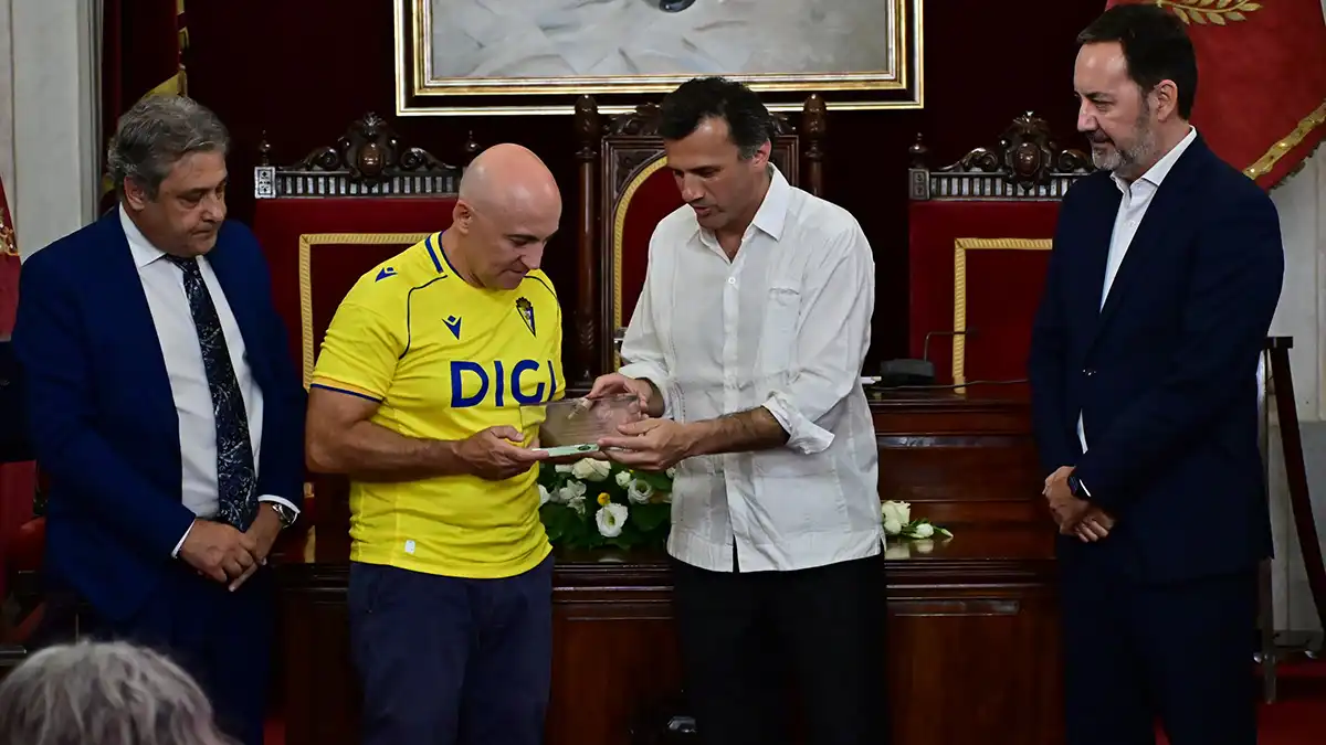 Bruno García, alcalde de Cádiz, le entrega un recuerdo al pregnero de esta edición del Trofeo, Julio Maldonado, Maldini