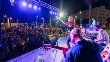 Espectáculo de flamenco en San Fernando con focos azules y guitarristas.