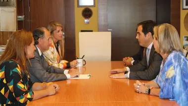 Reunión entre el equipo de Chiclana y la Junta de Andalucía en mesa.