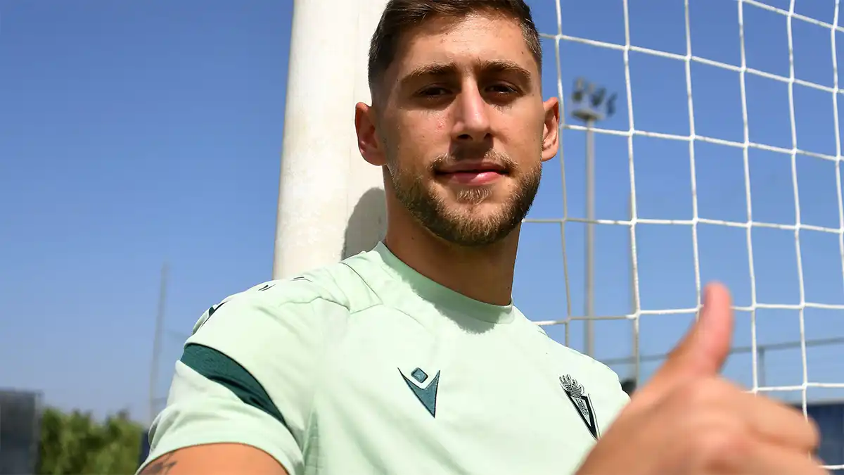 El nuevo jugador del Cádiz CF Jorge Moreno con el pulgar en alto