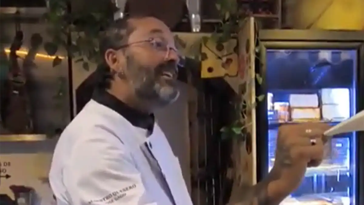 Jose Gago, maestro quesero, durante una de las catas que ofrece en su tienda