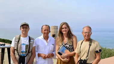 José María Román, de blanco, junto a Sara Aagesen, con blusa verde tierra.