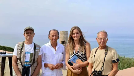José María Román, de blanco, junto a Sara Aagesen, con blusa verde tierra.