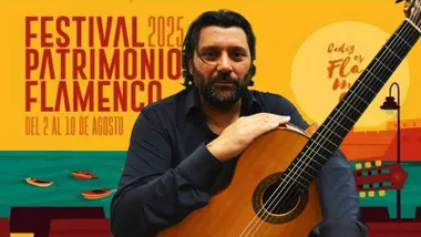 Josemi Carmona con camisa negra y su guitarra, tras él el cartel de Flamenco en Cádiz con tonos amarillentos.