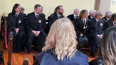 Conjunto de abogados con sus togas negras,