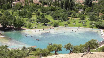 Vista elevada de la zona de La Playita, destaca la naturaleza y el verde de los árboles.