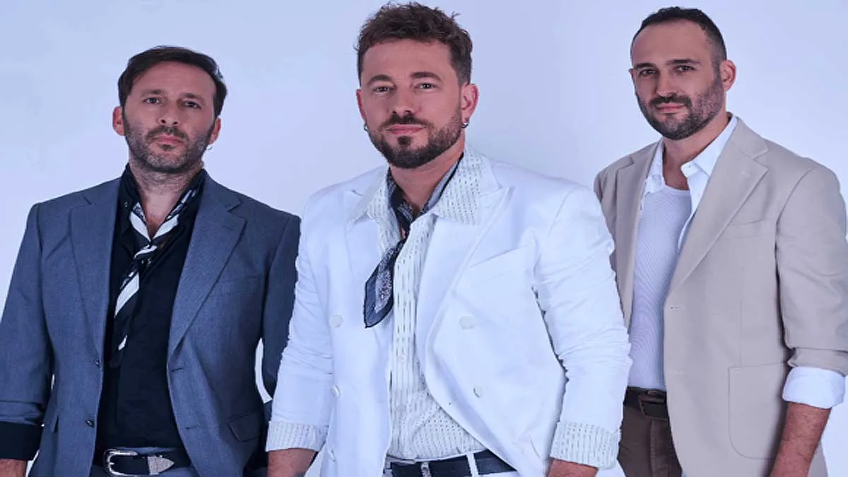 Los tres miembros del grupo Los Caños, con chaqueta y mirando a la cámara.