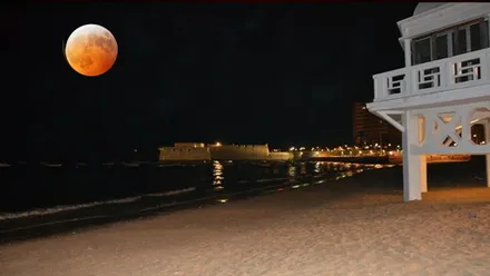 Luna de Sangre desde La Caleta. Destacan los tonos anaranjados.