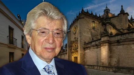 Manuel Alejandro, con chaqueta azul, y la catedral de Jerez.