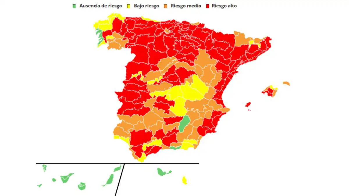Mapa de España de la Agencia Estatal de Meteorología con zonas coloreadas según el nivel de aviso por calor: amplias áreas del sur y centro en rojo y naranja, incluyendo la provincia de Cádiz, y el resto del país en amarillo o sin avisos.