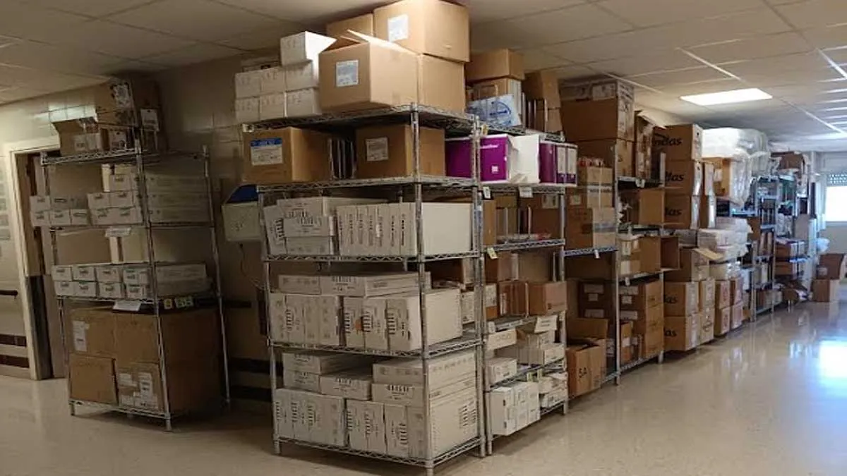 Cajas acumuladas y apiladas en el Hospital de Jerez.