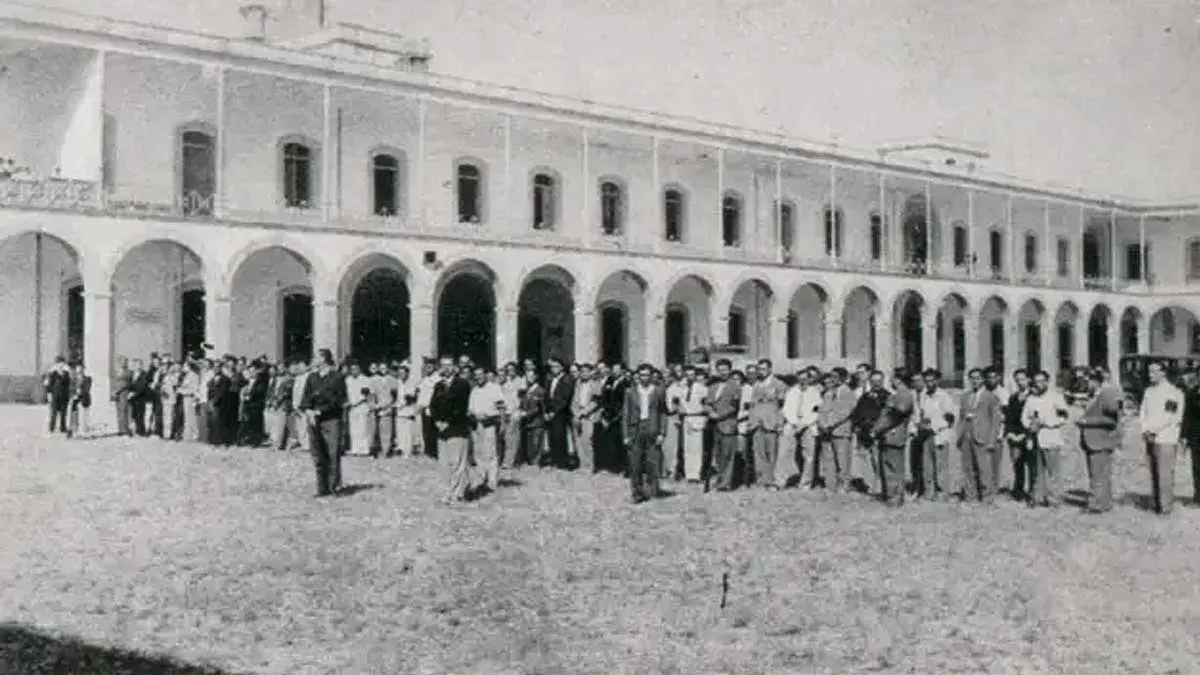 Imagen de época, 1936, en blanco y negro, de falangistas en un patio de cuartel.