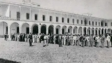 Imagen de época, 1936, en blanco y negro, de falangistas en un patio de cuartel.