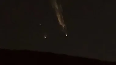Bola de luz desintegrándose en la noche.