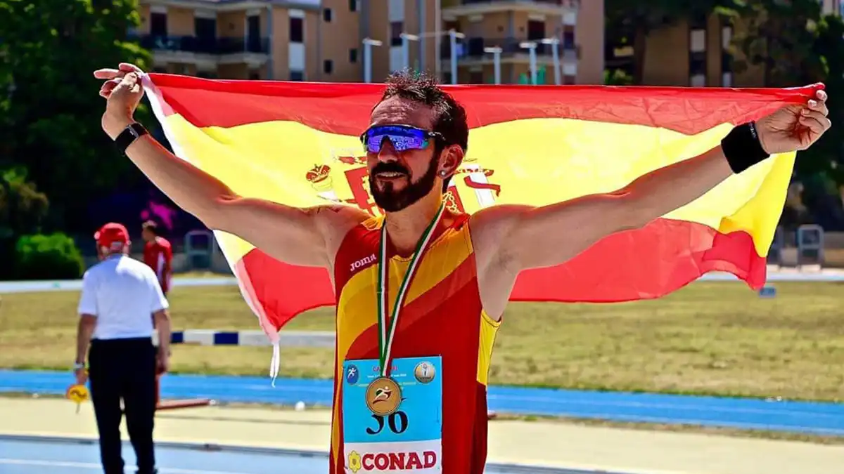 El gadtano Miguel Ángel Muñoz celebra uno de sus éxitos, con la bandera de España y su medalla colgada al cuello.