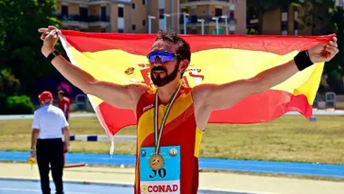 El gadtano Miguel Ángel Muñoz celebra uno de sus éxitos, con la bandera de España y su medalla colgada al cuello.