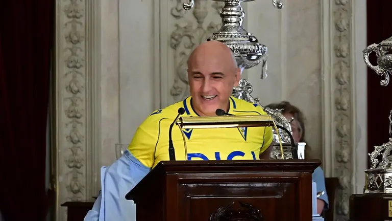 El pregoneor del Trofeo, Julio Maldonado, Maldini, se desprende de chaqueta y camisa para mostrar la camiseta del Cádiz que llevaba debajo.