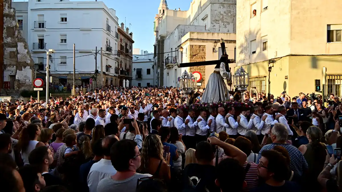 Multitudinaria salida del Nazareno de Santa María, con la expectación propia de un día histórico en Cádiz.
