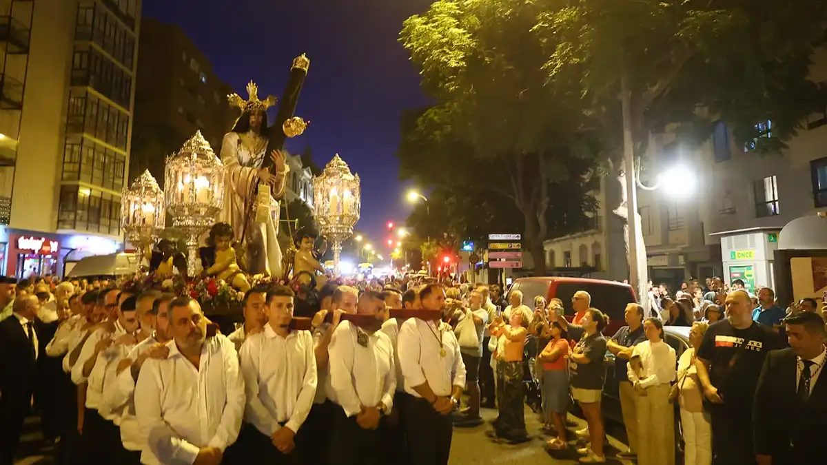 El Nazareno por la avenida principal de la ciudad.