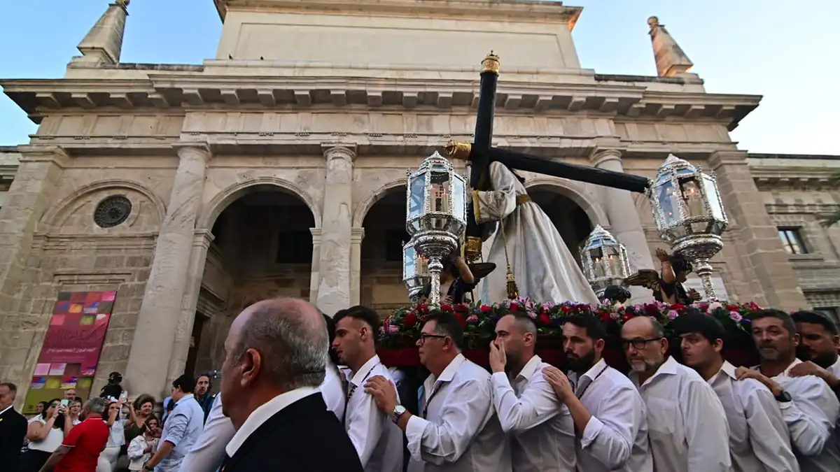 El Nazareno pasa por delante de la Cárcel Vieja, ahora Casa de Iberoamérica en su parihuela. Rostros concentrados de los cargaores.