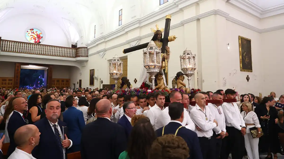 El Nazareno de Santa María, entronizado en la parroquia de Santo Tomás tras su llegada, en una jornada culminada con el recibimiento del obispo Rafael Zornoza y el fervor de cientos de fieles.