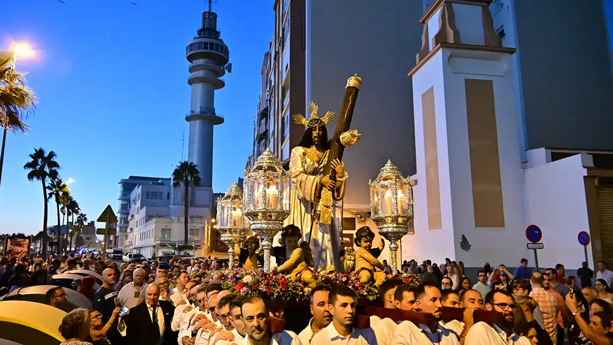 El Nazareno, con el Pirulí al fondo, dejó estampas que ya forman parte de la memoria de Cádiz.