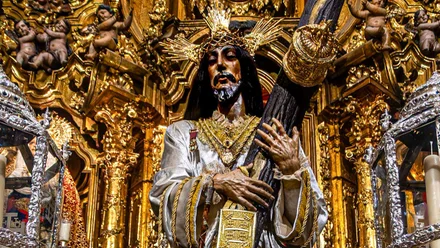 Detalle de la imagen del Nazareno de Santa María con la túnica de terciopelo perla en lugar de la tradicional morada.