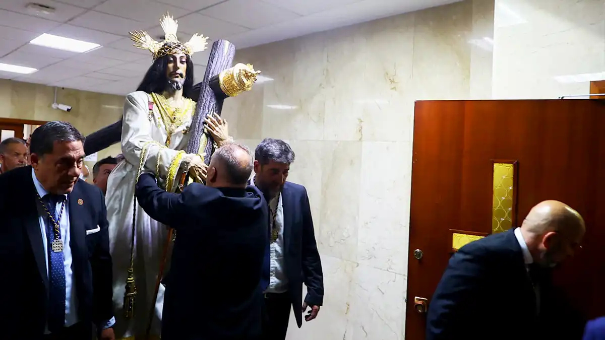 El Nazareno por los pasillos del hospital Puerta del Mar hacia la capilla.