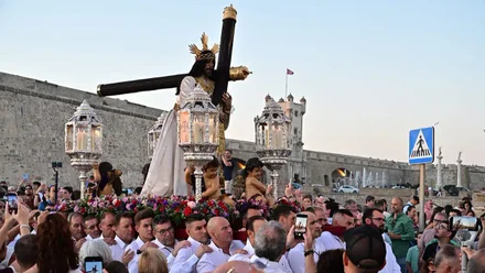 Imagen histórica en la que el Nazareno pasa por delante de la Puerta de Tierra para adentrarse por Extramuros. Gran presencia de público que quería guardar el momento en su móvil.
