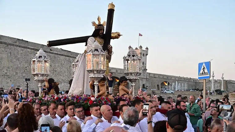 Imagen histórica en la que el Nazareno pasa por delante de la Puerta de Tierra para adentrarse por Extramuros. Gran presencia de público que quería guardar el momento en su móvil.