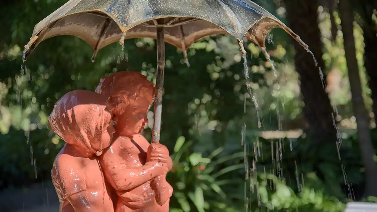 Imagen de la réplica de la escultura de Los niños del paraguas que se encuentra en el Parque Genovés