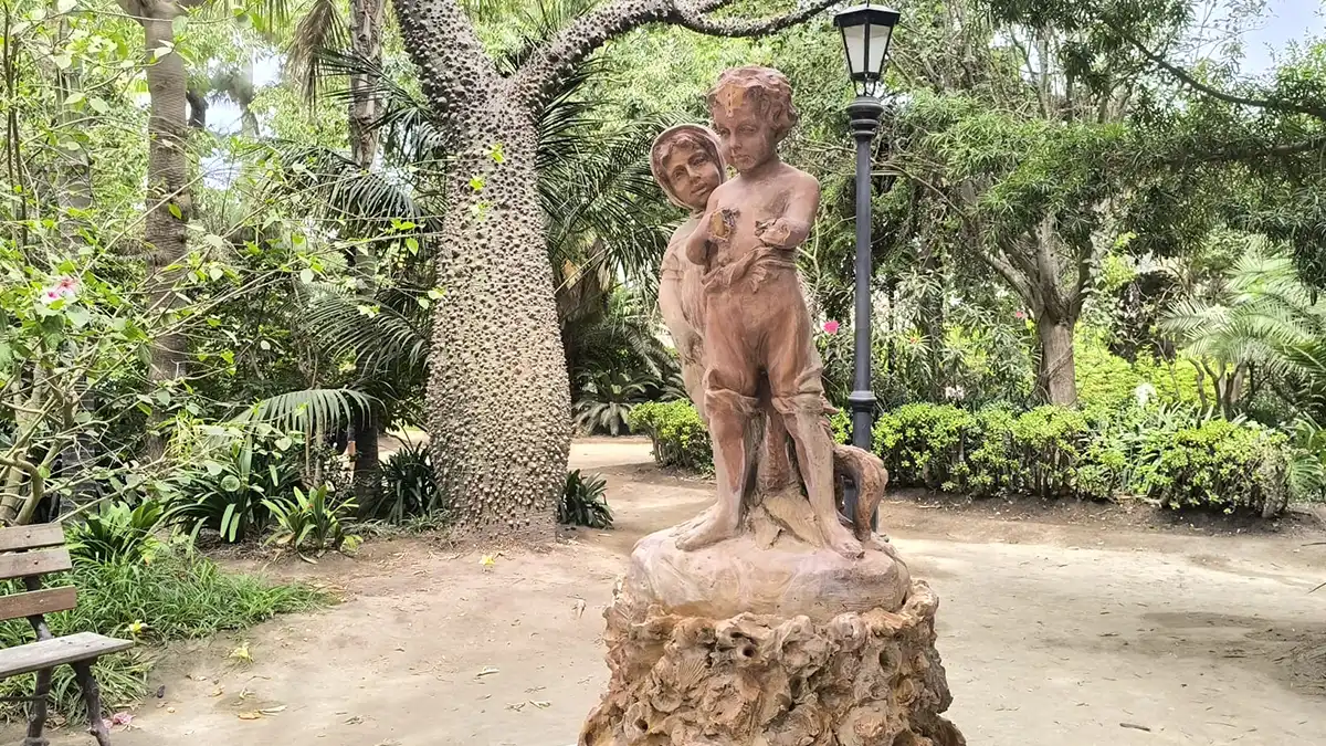 Fuente del Parque Genovés vacía, sin agua y sin gente alrededor.