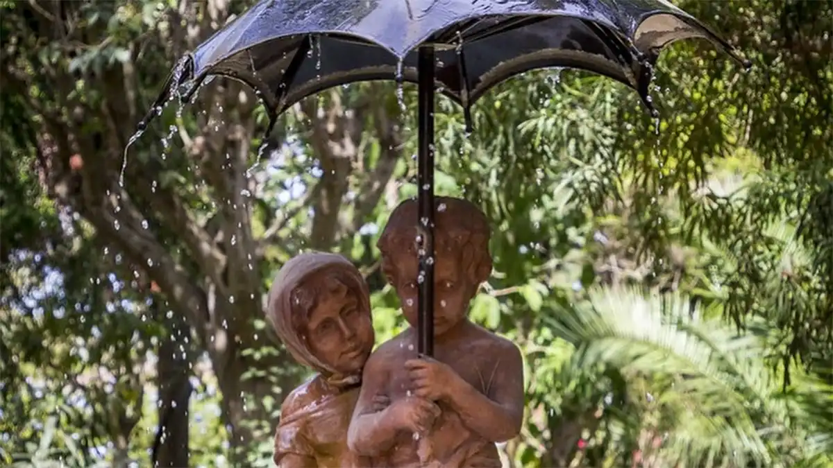 Imagen de la escultura conocida como Los niños del Paraguas, en el Parque Genovés de Cádiz